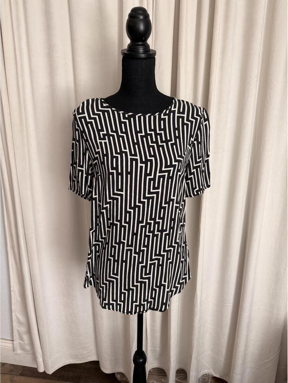 Black and White Geometric Pattern Short Sleeve Blouse - Approx Sz 6